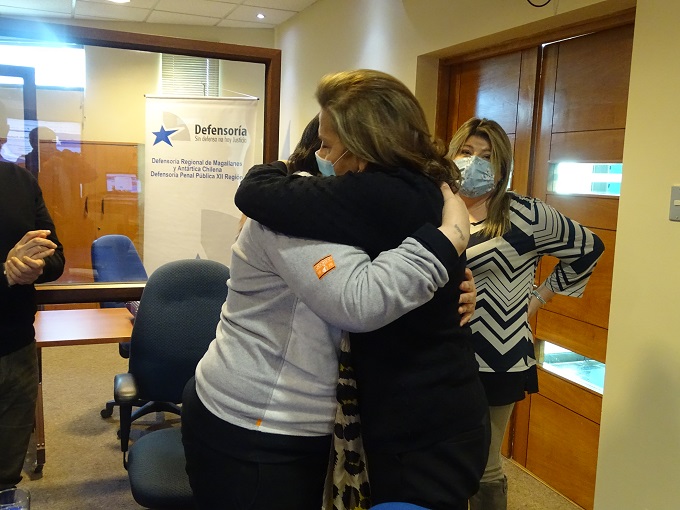 Tras conocerse la sentencia  la Defensora Regional, Gustava Aguilar, se fundió en un emotivo abrazo con María del Pilar Vera.