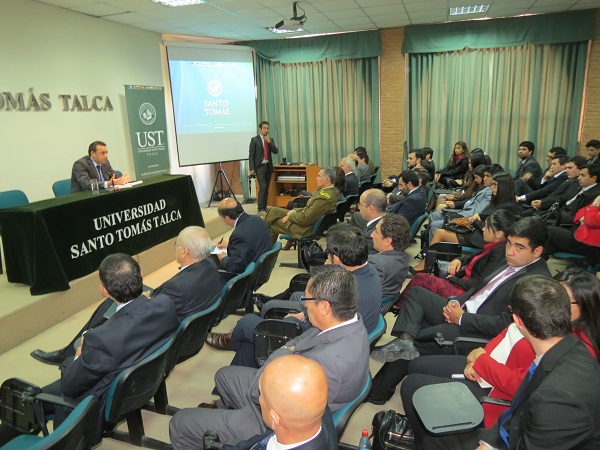 El Defensor Nacional (s) Carlos Mora inauguró el año académico en la Escuela de Derecho de la Universidad Santo Tomás, Talca.