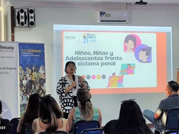 La defensora penal pública juvenil Natalia Andrade en un momento de la charla.