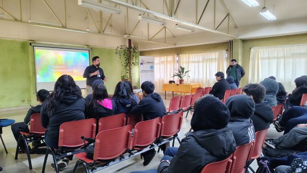 Un numeroso grupo de alumnos particip&oacute; en esta charla de difusi&oacute;n.