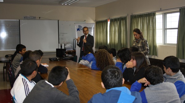 El Jefe de Estudios Regional y la Asistente Social con alumnos de Escuela Los Estandartes.