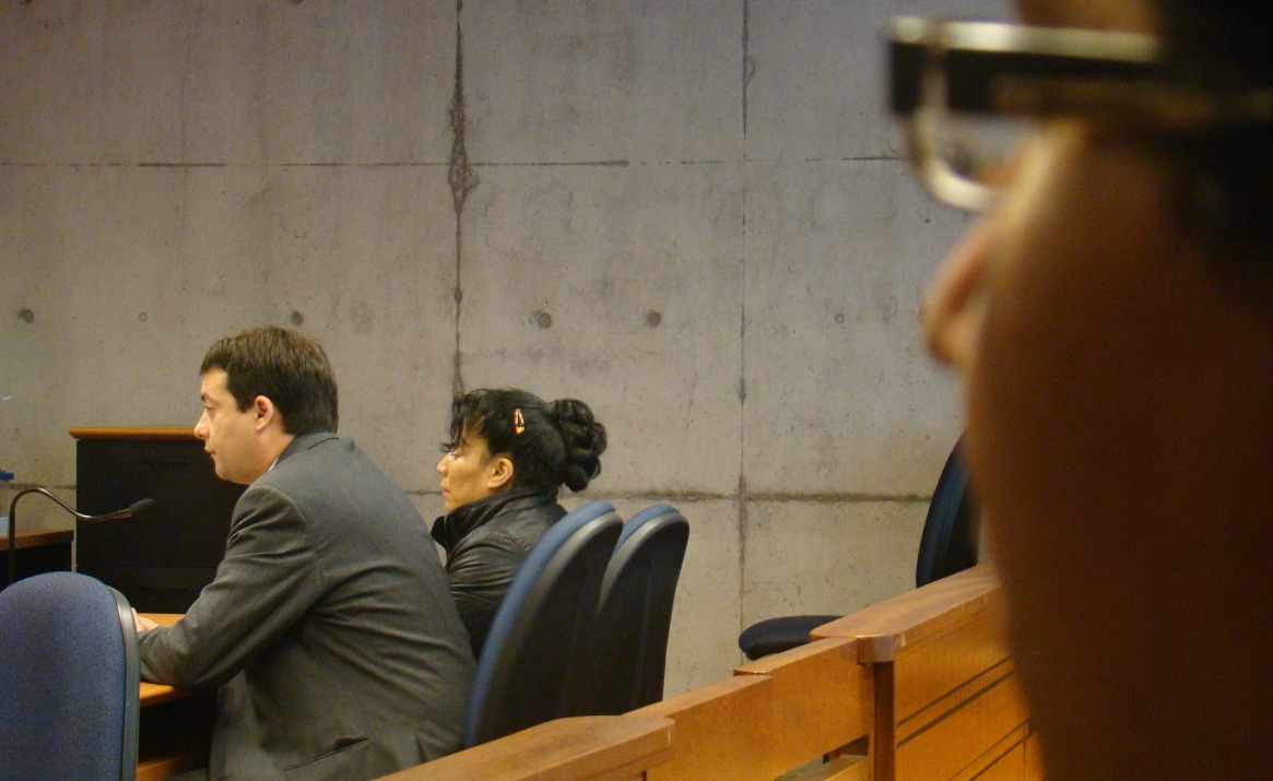 Defensor público Pablo Sanzana y la imputada Lupe Carbonell escuchan el veredicto. Observa Sebastián Gutiérrez, padre de la bebé sustraída.