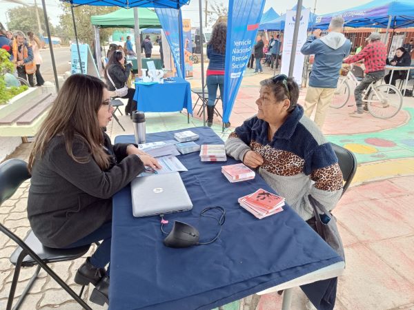 El equipo institucional durante la atenci&oacute;n y orientaci&oacute;n a las y los vecinos del sector.