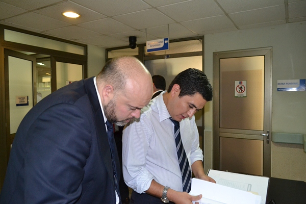 En el Hospital Regional de Temuco, los defensores públicos Mario Quezada y Marcelo Pizarro revisan la carpeta del imputado Guido Carihuentro.