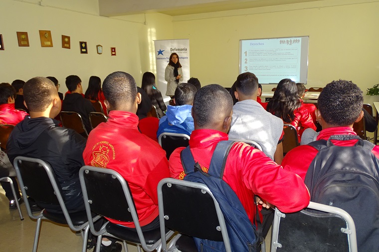 La psicologa del área de defensa juvenil de Antofagasta durante su charla en el Liceo "Mario Bahamondes".