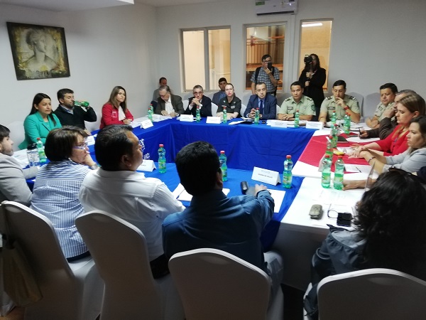 La sesión del Concejo Municipal de Arica en que expuso el defensor local jefe de la ciudad, Sergio Zenteno.