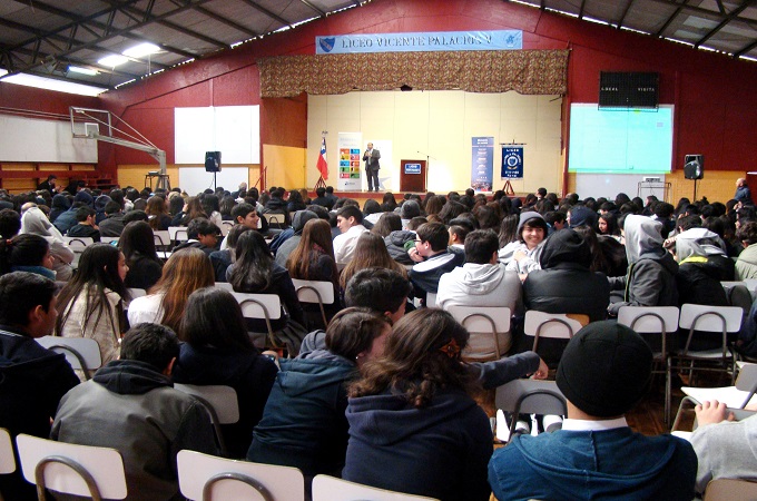 Cerca de 300 alumnos participaron en la actividad, que se realizó en el gimnasio del liceo.