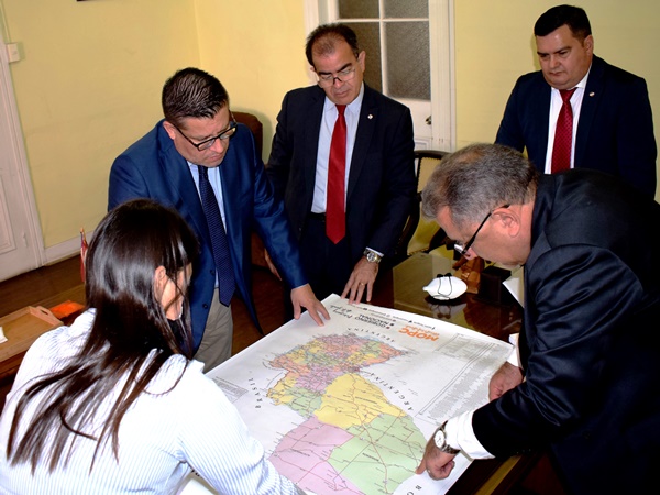 El cónsul de Paraguay muestra las rutas comerciales a Chile en un mapa de su país.