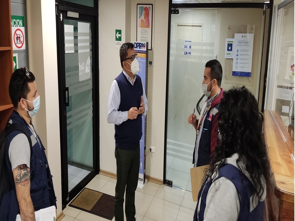 La presencia del grupo de inspectores de la Seremi de Salud en las oficinas de la Defensoría en Iquique.
