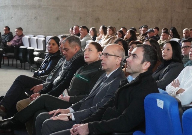 El Defensor Metropolitanano Sur, Renato Gonz&aacute;lez,y la directora regional de Gendarmer&iacute;a, coronel Sandra Zapata (ambos al centro).