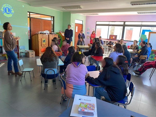 Los apoderados del colegio "Club de Leones" de Talca agradecieron el espacio informativo entregado por la Defensoría Regional del Maule.