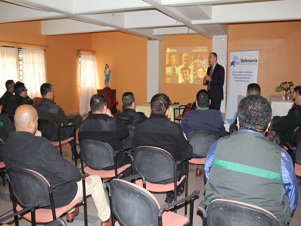 La charla, realizada por el defensor local Sergio Zenteno, reunió a 25 gendarmes en el Complejo Penitenciario de Arica.