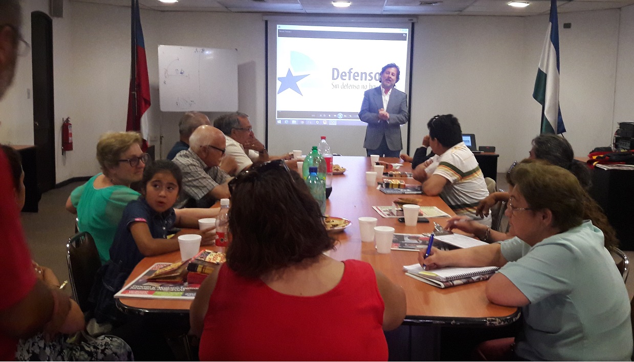 Veinte dirigentes vecinales y sociales de Peñalolén asistieron a charla que la DRMN ofreció en la sala del Consejo Municipal.