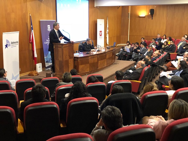 El Defensor Nacional, Andrés Mahnke, inauguró un seminario sobre condiciones carcelarias en Chile, en la Universidad de Talca.