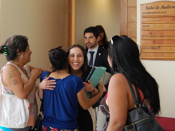 La defensora Cristina Rodríguez es saludada a la salida de la audiencia en que se absolvió a su representado.
