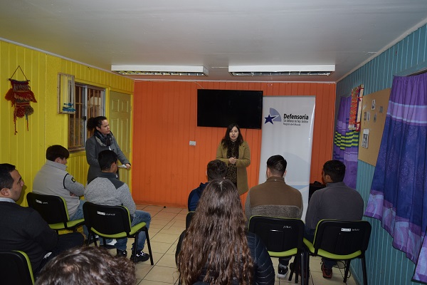 La defensora pública Yélika Ibarra expuso sobre los derechos de los jóvenes privados de libertad en la cárcel de Cauquenes.