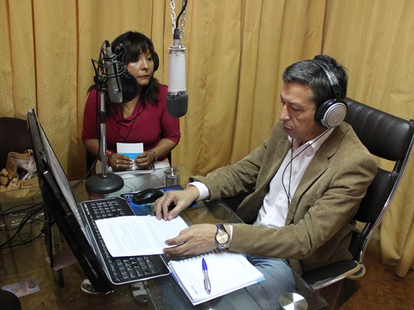 Inés Flores junto al locutor Miguel Ángel Leiva, de radio Puerta Norte, explicando la defensa especializada indígena.