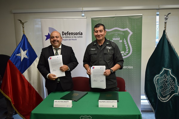 El Defensor Regional del Maule, José Luis Craig, junto al director regional de Gendarmeria, Alejandro Fuentes, luego de firmar el acuerdo.