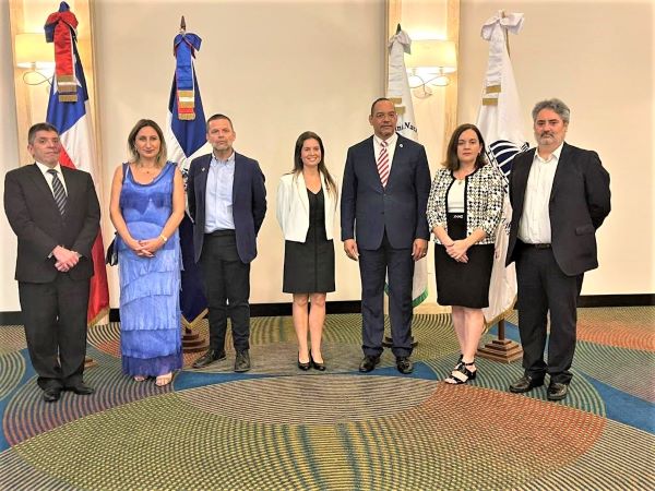 El equipo de la ONDP de República Dominicana junto a la delegación chilena en el cierre del proyecto de cooperación.