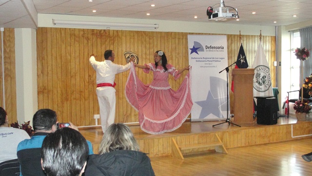 Miembros de la colonia colombiana deleitaron a los participantes con sus bailes típicos. 