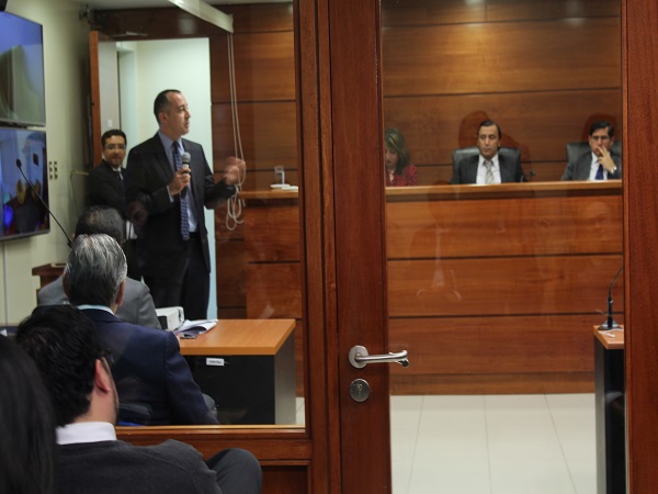 El defensor regional (S), Sergio Zenteno, durante el juicio oral simulado. 