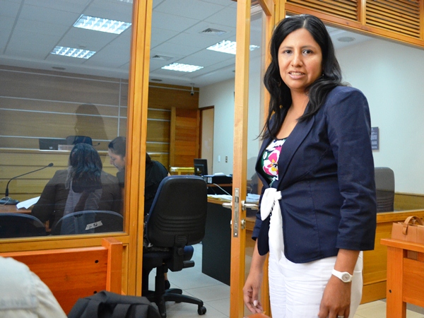 La defensora penal pública Marisella Chacama, captada al ingresar a la audiencia en el Tribunal de Garantía de Iquique.