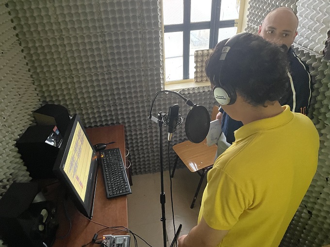 En el estudio de grabación del centro, los jóvenes pueden grabar sus temas musicales.