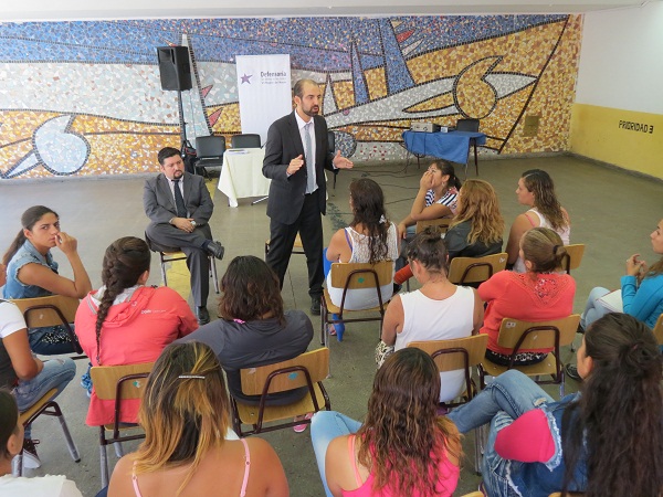 En el C.C.P. de Cauquenes se realizó un encuentro con mujeres privadas de libertad, organizado por la Defensoría Regional del Maule.