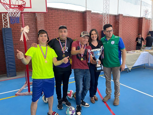 Los deportistas premiados en el torneo interno del centro semi cerrado de La Cisterna recibieron la copa.
