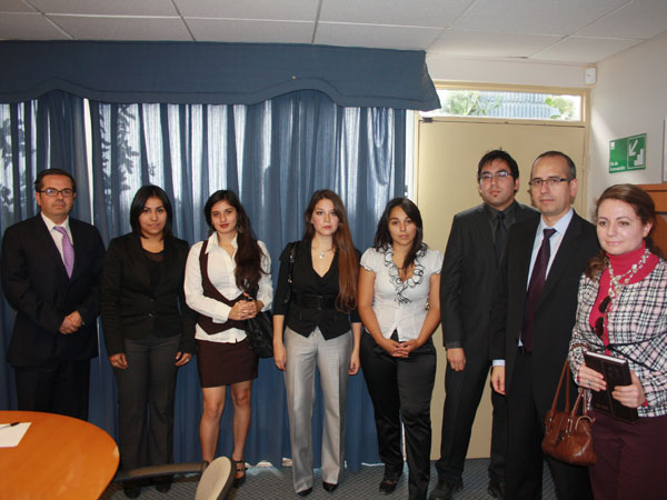 Los cinco jóvenes estudiantes de derecho (al centro) colaborarán hasta octubre próximo en la DPP de Atacama.