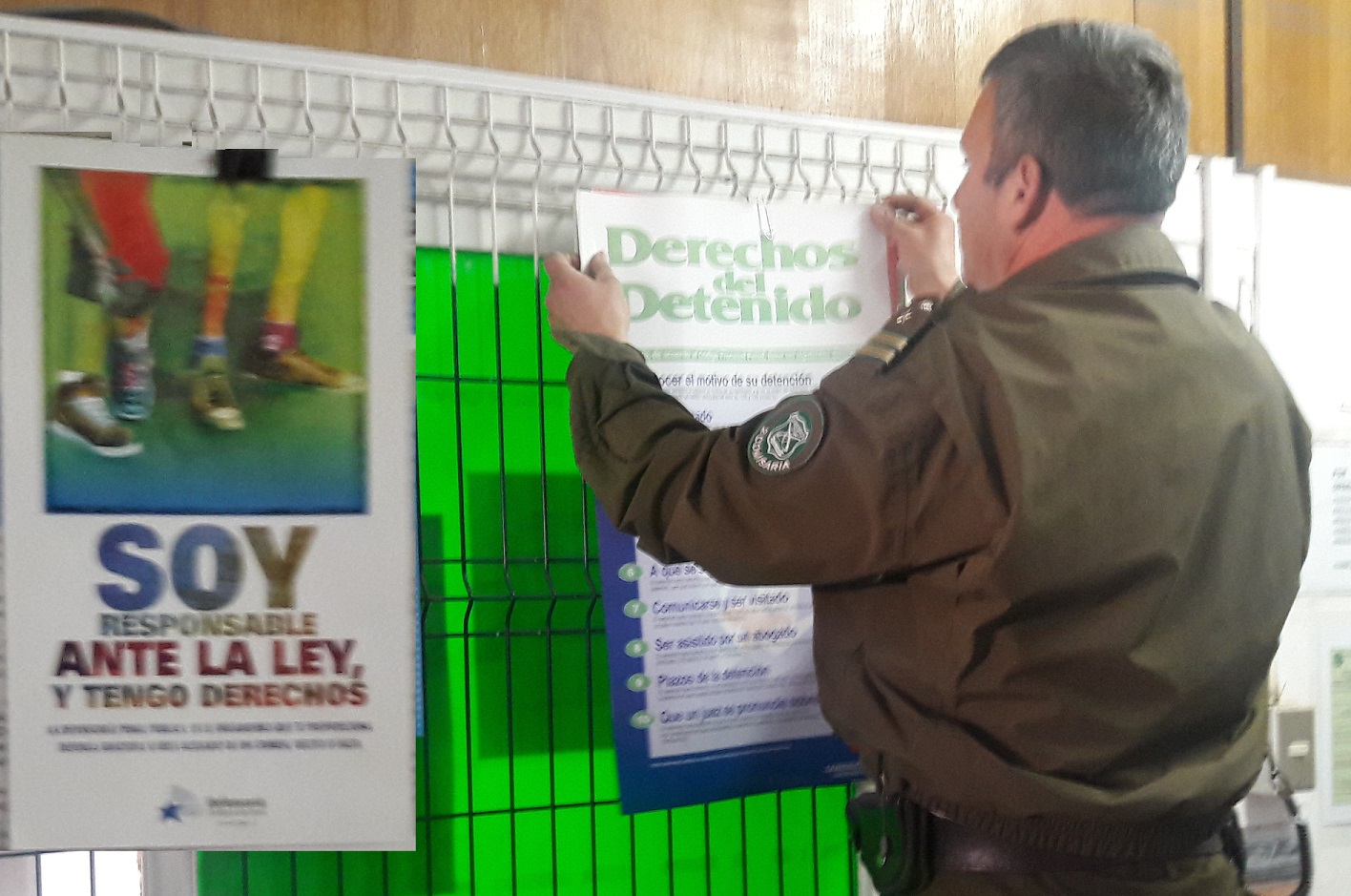 Los afiches de difusión de derechos de adultos y adolescentes detenidos están en la antesala de los calabozos de la Comisaría Toesca.