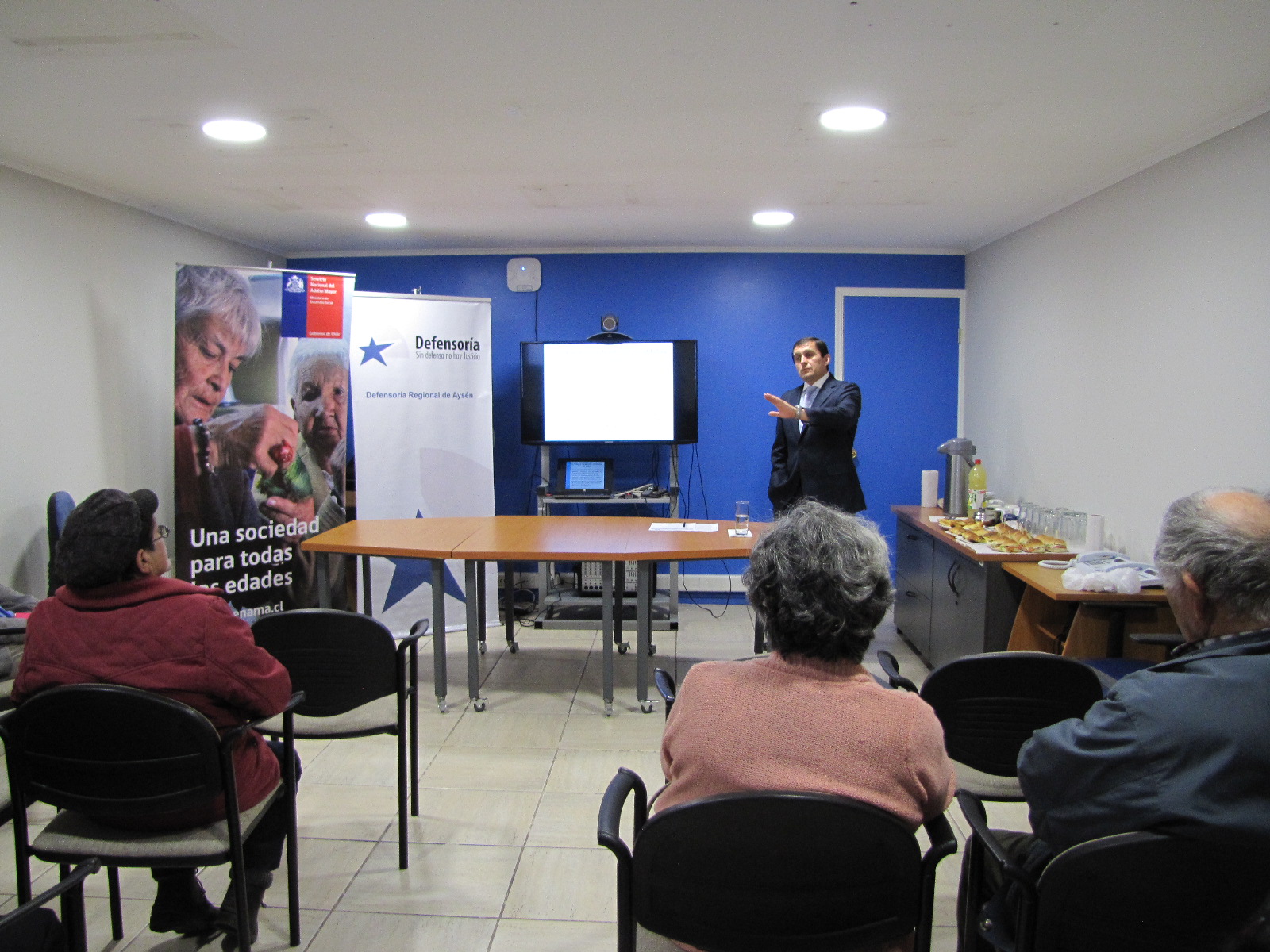 Con interés, los adultos mayores conocieron el trabajo de la Defensoría Penal Pública.