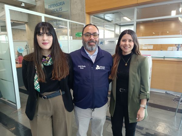 El Defensor Regional (S) Crhistian Basualto felicitó a las defensoras públicas Fernanda Bühler y Fernanda Figueroa (izq. y der,) por su trabajo.