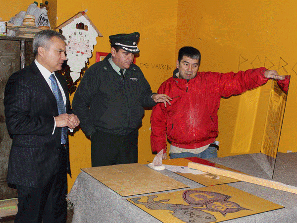 Defensor Nacional recorrió taller de carpintería de la cárcel de Temuco