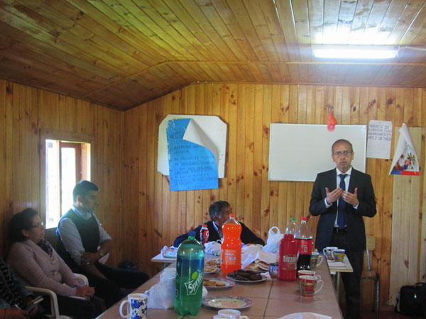 El Defensor Regional de La Araucanía, Renato González, durante el diálogo con los comuneros mapuche.