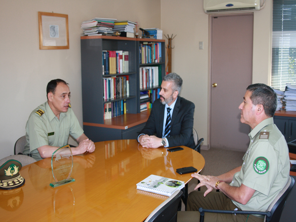 El Defensor Regional, Raúl Palma, durante su reunión con el nuevo jefe de la III Zona de Carabineros, general Mauro Victtoriano.