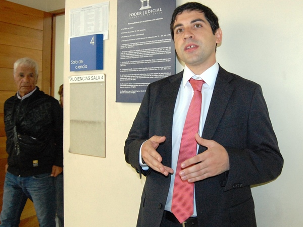 El defensor penal público Joaquín Müller explicó detalles del caso a la salida del tribunal.