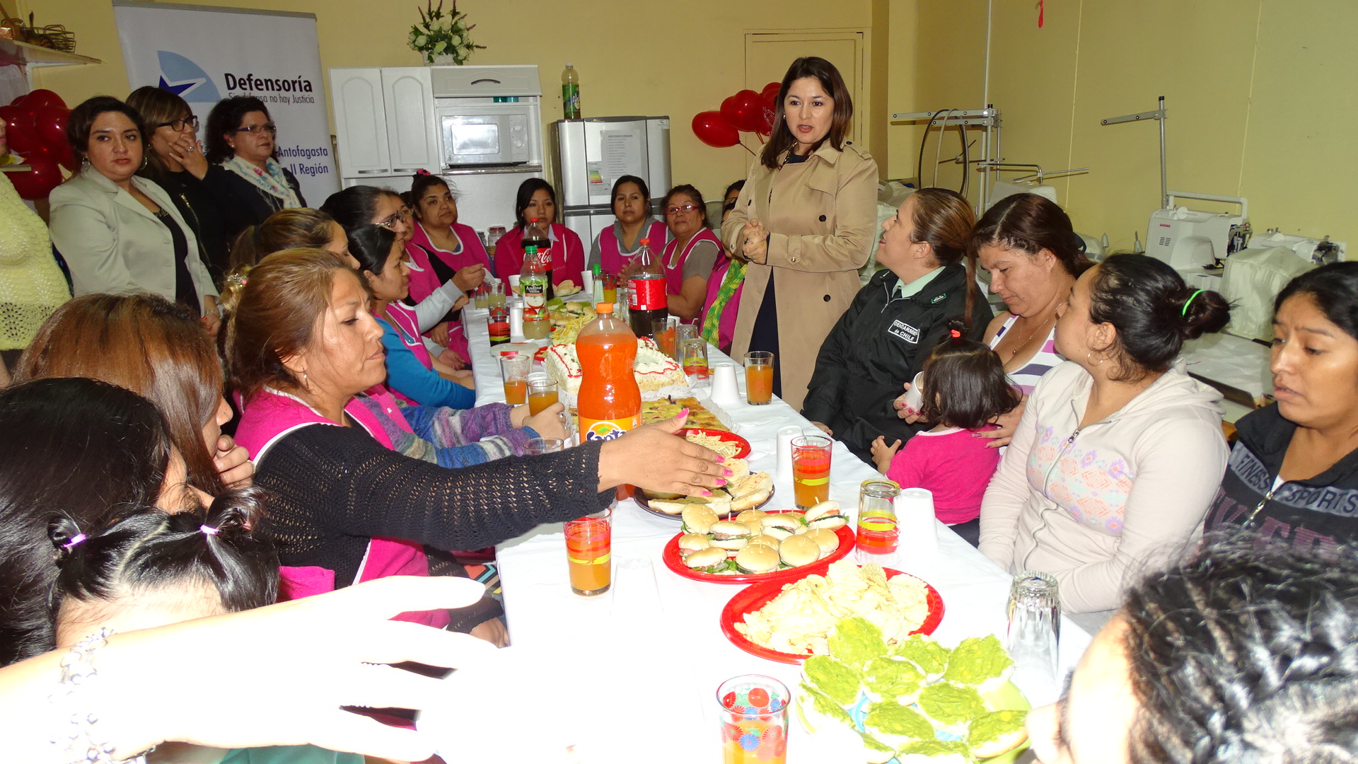 La Defensora Regional compartió un desayuno por el Día de la Madre con internas del CPF de Antofagasta.