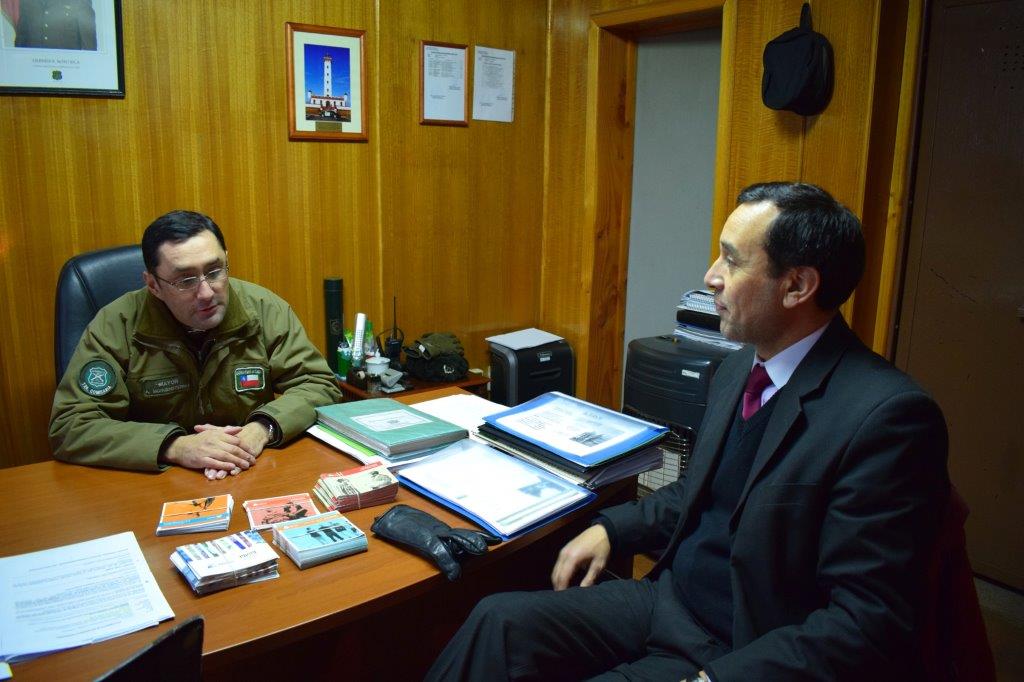 El comisario de Carabineros de Coyhaique recibió el material informativo.