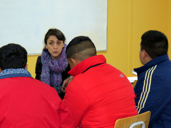 La asistente social Macarena Martínez respondió consultas de los jóvenes internos en el CIP de Graneros.