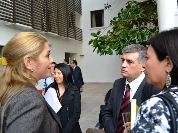 Jhazibe Valencia (izquierda) conversa con el Defensor Regional de Tarapacá y la Seremi de Justicia, Lorena de Ferrari.