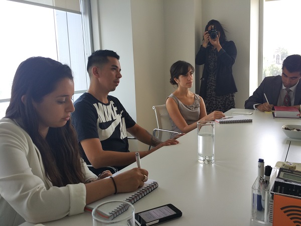 Bastián Campos firmando el acuerdo de trabajo con el que será representado por los abogados de Pro Bono. 
