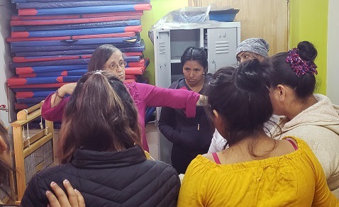 La tallerista María Soledad Toro se reunió con las mujeres indígenas del CDP de Calama para guiarlas en técnicas de telar.