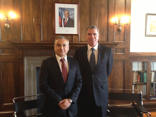 El Defensor Nacional, Georgy Schubert, junto al Embajador de Chile en Estados Unidos.