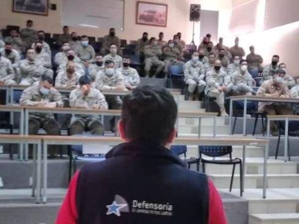 El Defensor Regional de Tarapacá exponiendo en el auditorio de la Escuela de Caballería Blindada, en Iquique.