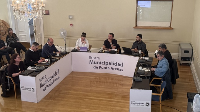 La charla se desarroll&oacute; en el segundo piso del Teatro Municipal "Jos&eacute; Bohr", de Punta Arenas.