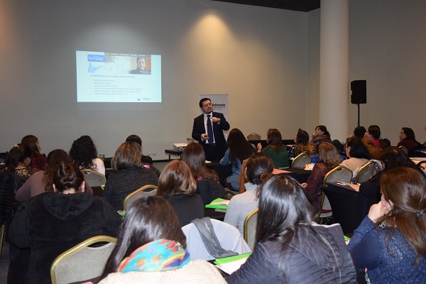 El abogado Rodrigo Jaque presentó el "Proyecto Inocentes" ante profesionales de la educación.