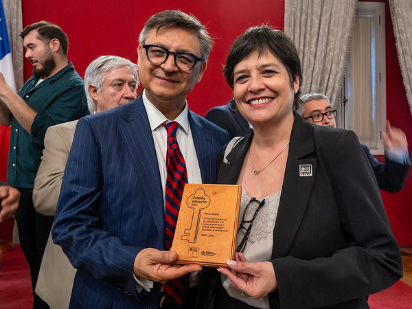 La Defensora Nacional, Ver&oacute;nica Encina, junto al abogado Peter Sharp, reconocido durante el encuentro.