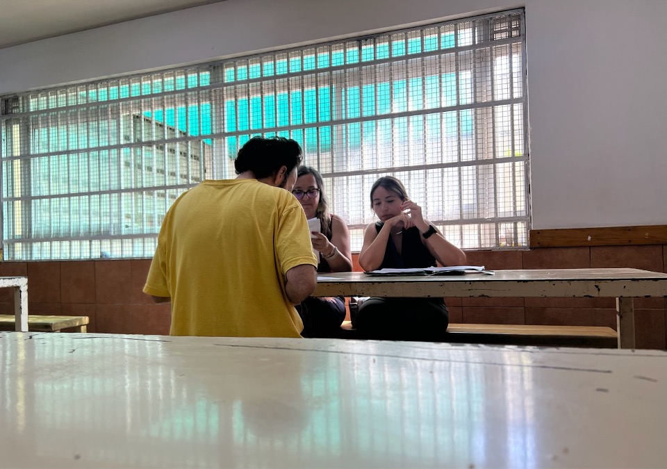 La defensora local jefe de Lo Prado, Alejandra Lobos, y la defensora penal pública Sofía Guzmán dialogan con un interno en el centro psiquiátrico.