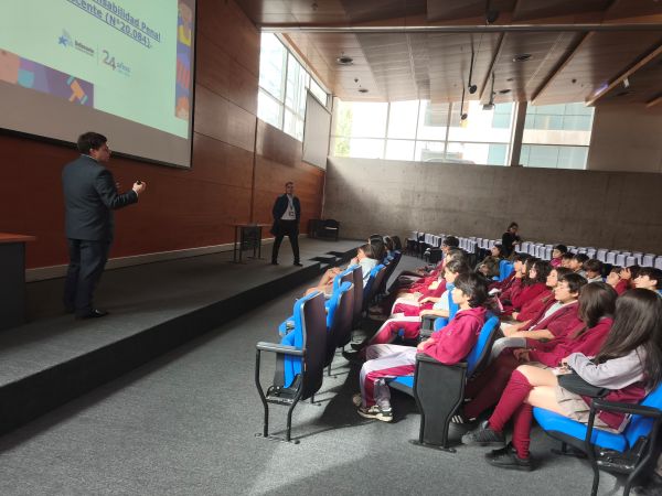 Las y los menores de edad prestaron atenci&oacute;n a  la exposici&oacute;n sobre derechos y deberes de las personas imputadas.
